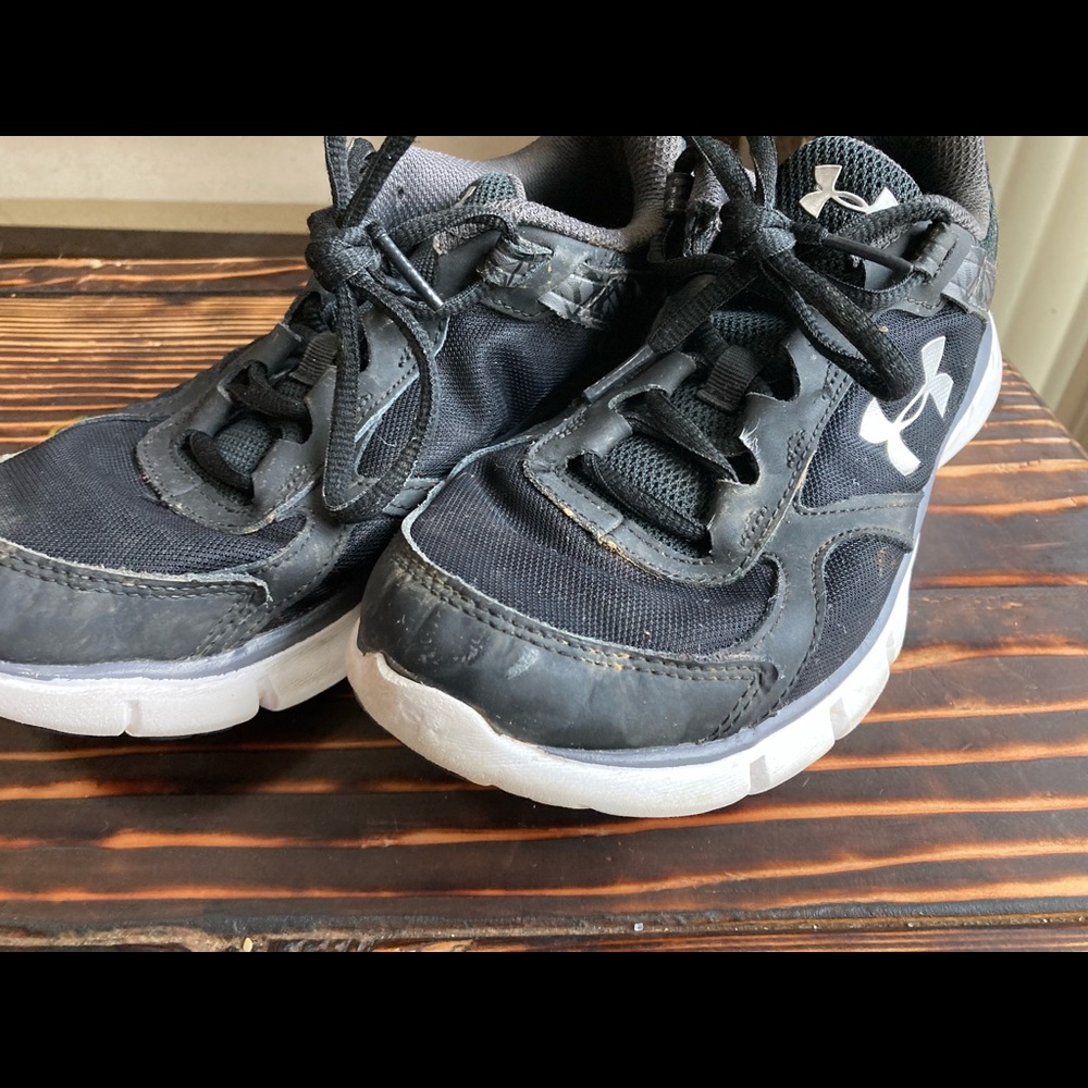 Under Armour Shoes Youth 7.5 - Picture 4 of 6